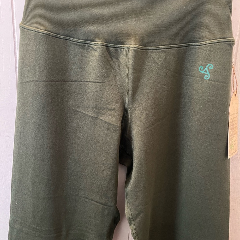 Green Apple Green Leggings with Wide Waistband and Moisture-Wicking Fabric